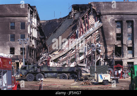 010912-D-9880W-073 Vue du mur face à l'ouest du Pentagone sur la fin de l'après-midi du 12 septembre 2001. Environ 30 heures plus tôt, ont détourné le vol 77 American Airlines, un Boeing 757 avec 64 passagers à bord a été volontairement écrasé dans cet endroit dans un acte de terrorisme. DoD photo de R. D. Ward. Banque D'Images