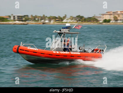 PORT ARANSAS, Texas (Aug. 15,2005) - Un 23 pieds, le bateau de patrouille de la Garde côtière de Port Aransas, Texas, piloté par le maître de 2e classe Daniel Nofziger et maître de 3e classe Fidel Castillo, vitesses passé le front de mer dans la baie de Corpus Christi ici mardi, 15 août 2006. La station est responsable de la recherche et du sauvetage, et des missions d'application de la loi à Corpus Christi, au Texas. Photo de l'USCG PA3 Mario Romero Banque D'Images