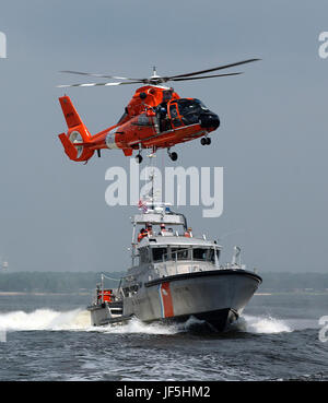 DESTIN, Floride (16 août 2000 24, 2005) - Un boatcrew de sauvetage de 47 pieds à partir de la station de la Garde côtière canadienne Destin effectue un palan panier aujourd'hui avec un Dauphin HH-65B de l'équipage de sauvetage de la Garde côtière Station de l'air de la Nouvelle Orléans. Boatcrews La Garde côtière sont requis pour effectuer des exercices de levage afin de préparer les missions de recherche et sauvetage. Photo de l'USCG PA2 NyxoLyno Cangemi Banque D'Images