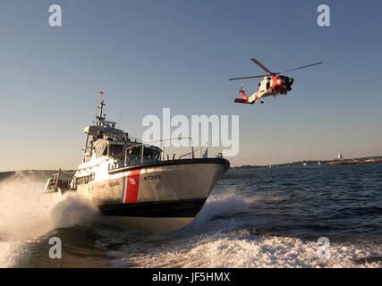 BOSTON (16 août 2000 25, 2005) de la Garde côtière canadienne basée au Massachusetts deux actifs, une embarcation à moteur de 47 pieds à partir de la gare de Gloucester et d'un hélicoptère Jayhawk à partir de la station aérienne de Cape Cod, de transit hors du port de Gloucester lors d'un exercice d'entraînement le 25 août. Photo par Luc Pinneo USCG. Banque D'Images