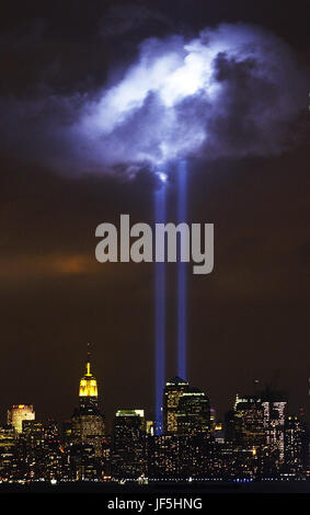 NEW YORK, New York (septembre 1994). 9, 2004)--Que le troisième anniversaire des attentats du 11 septembre approche, un test de l'hommage rendu à la lumière illumine un mémorial en passant au-dessus des nuages bas Manhattan, le 9 septembre prochain. L'année 2004. Photo de l'USCG Mike PA2 Hvozda Banque D'Images