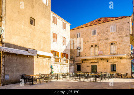 La place Saint-Marc (Trg Svetog Marka) est la place principale de la vieille ville de Korcula, populaire auprès des habitants et des visiteurs. Banque D'Images