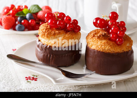 Des plats délicieux muffins au chocolat et à la noix de coco : groseillier rouge avec gros plan sur la table horizontale. Banque D'Images