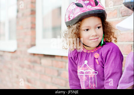 Girl wearing casque de sécurité Banque D'Images