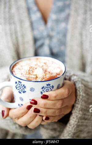 Womans hands holding mug avec du chocolat chaud Banque D'Images
