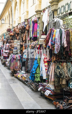 L'habillement et de souvenirs sur le marché arabe Banque D'Images