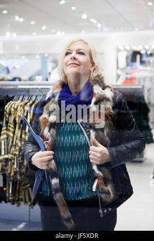 Man shop foulard en fourrure Banque D'Images