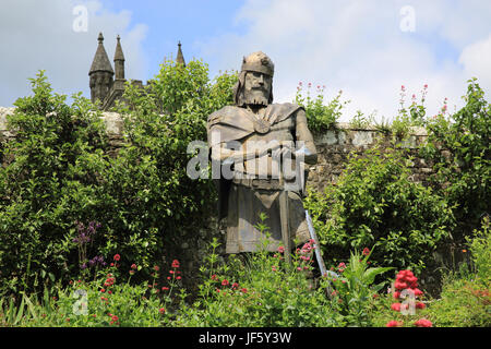 Statue du Roi Alfred, dans le couvent bénédictin qu'il a fondé, dans les ruines de l'abbaye de Shaftesbury, dans le Dorset, UK Banque D'Images