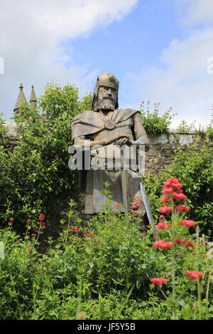 Statue du Roi Alfred, dans le couvent bénédictin qu'il a fondé, dans les ruines de l'abbaye de Shaftesbury, dans le Dorset, UK Banque D'Images