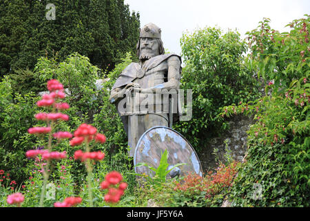 Statue du Roi Alfred, dans le couvent bénédictin qu'il a fondé, dans les ruines de l'abbaye de Shaftesbury, dans le Dorset, UK Banque D'Images