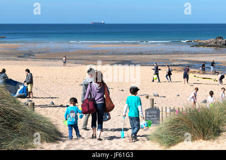 Les familles sur la plage à Poldhu cove à Cornwall, Angleterre, Grande-Bretagne, Royaume-Uni. Banque D'Images