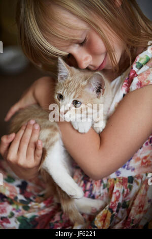 Fille avec chat Banque D'Images