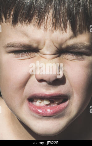 Enfant montre des dents manquantes Banque D'Images