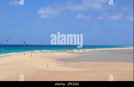 Le kite surf en Costa Calma, Fuerteventura île Canart en Espagne, la côte de l'océan Atlantique Banque D'Images