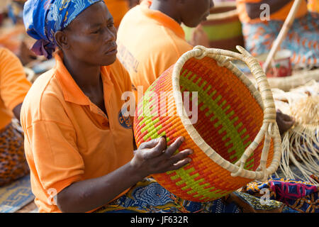 Les femmes d'une coopérative du tisserand traditionnel tisser des paniers de paille ensemble dans la région du nord-est, au Ghana. Banque D'Images