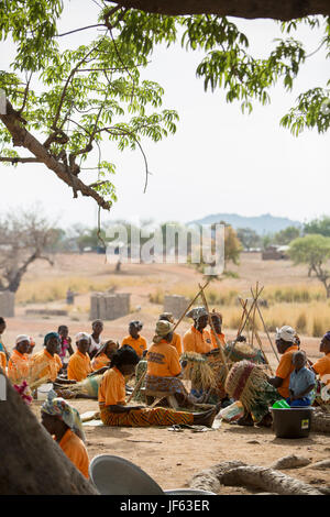 Les femmes d'une coopérative du tisserand traditionnel tisser des paniers de paille ensemble dans la région du nord-est, au Ghana. Banque D'Images