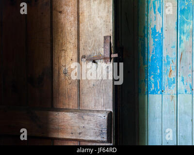Old weathered wooden door dans abandonné croft écossais Banque D'Images