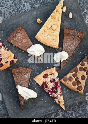 Morceaux de gâteau sur une assiette Banque D'Images