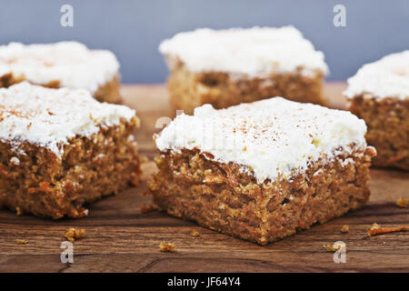 Morceaux de gâteau sur une planche à découper Banque D'Images
