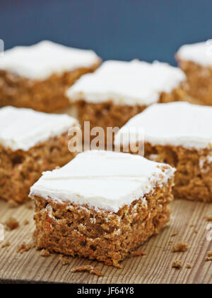 Morceaux de gâteau sur une planche à découper Banque D'Images