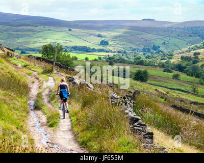 Une femme sur un vélo bridleway près de trois Shires Head dans le Peak District National Park Banque D'Images