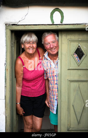 Portrait of senior couple standing in doorway Banque D'Images