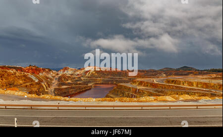 Vue grand angle de l'ancienne mine de cuivre à ciel ouvert avec Rio Tinto road, journée nuageuse, Espagne Banque D'Images