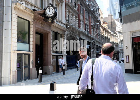 Marcher le long d'affaires Throgmorton Street à midi dans la ville de Londres, Square, du quartier financier London EC2 England UK KATHY DEWITT Banque D'Images