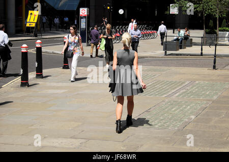 Arrière derrière vue d'une jeune femme de bureau attirante Promenade le long de Wood Street dans la ville de Londres en été Juin 2017 Londres UK KATHY DEWITT Banque D'Images