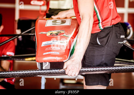 Championnat de Formule 4 italienne Prema Power Team car, dans la fosse, atelier de travail mécanicien sur nez détail shell Banque D'Images