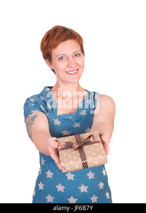 Jolie femme avec les cheveux rouge-cadeau dans ses mains,avec différents gestes et émotions isolé sur fond blanc. Banque D'Images