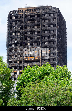 Vue sur les restes carbonisés de la la tour de Grenfell à Latimer Road où beaucoup de personnes sont mortes.Kensington et Chelsea conseil est accusée de tenter de Banque D'Images