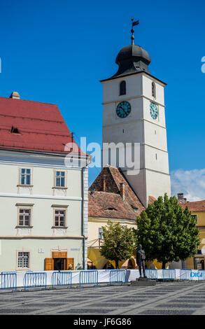 La tour du Conseil (Turnul Sfatului) sur grande place dans le centre historique de Sibiu Ville de région de Transylvanie, Roumanie Banque D'Images