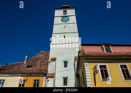 La tour du Conseil (Turnul Sfatului) sur grande place dans le centre historique de Sibiu Ville de région de Transylvanie, Roumanie Banque D'Images