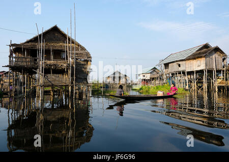 Maisons sur le lac, village sur pilotis, au Lac Inle, Taunggyi, Shan, Myanmar (Birmanie) Banque D'Images