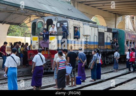 Les voyageurs à la gare, Yangon, région de Yangon, Myanmar (Birmanie) Banque D'Images