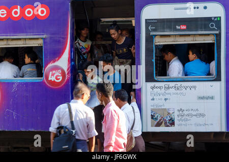 Les voyageurs à la gare, Yangon, région de Yangon, Myanmar (Birmanie) Banque D'Images