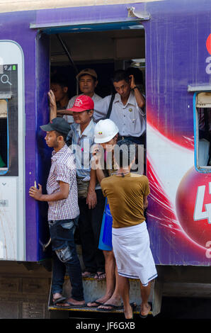 Les voyageurs à la gare, Yangon, région de Yangon, Myanmar (Birmanie) Banque D'Images