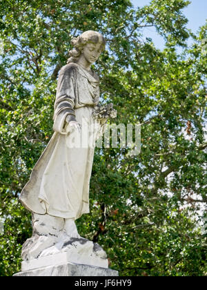 LA Nouvelle-Orléans, Louisiane, USA - 2 juin 2017 - Statue de Femme avec des fleurs sur la tombe Banque D'Images