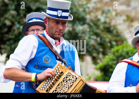 Un danseur jouant l'accordéon morris dans sa troupe à Castle Carrock, UK. Banque D'Images