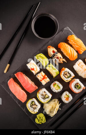 Différents types de sushis servis sur pierre noire Banque D'Images