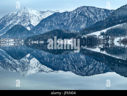 Hiver alpin (lac Grundlsee, Autriche). Banque D'Images