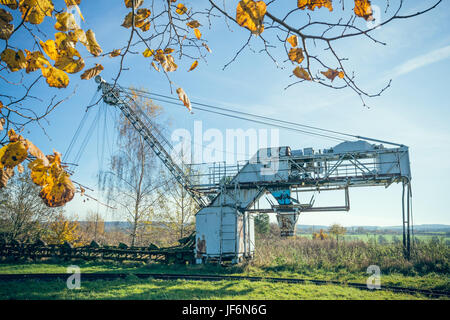 Grande grue linge abandonné dans domaine Banque D'Images