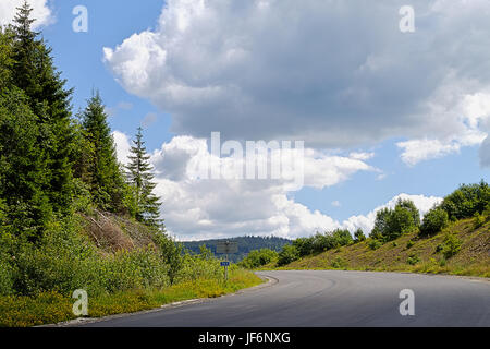 Route de montagne dans les Carpates ukrainiennes Banque D'Images