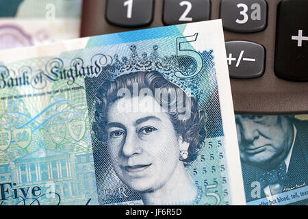 Nouveau polymère 5 Pouind note avec une calculatrice - UK Banque D'Images