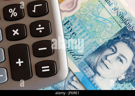 Nouveau polymère 5 Pouind note avec une calculatrice - UK Banque D'Images