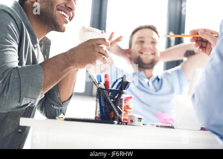 Les hommes d'affaires occasionnels qui travaillent sur de nouveaux projet au bureau d'affaires moderne, le travail d'équipe Banque D'Images