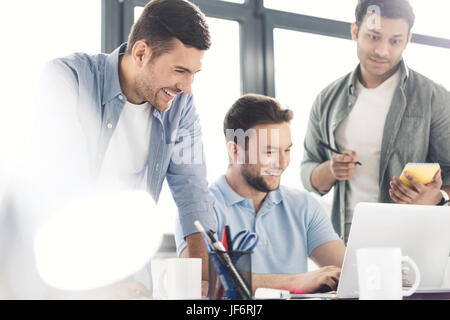 Les hommes d'affaires occasionnels qui travaillent sur de nouveaux projet au bureau d'affaires moderne, le travail d'équipe Banque D'Images