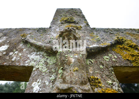 La figure de Jésus sculpté sur une pierre tombale Banque D'Images