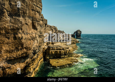 Seascape illustrant la Pulpit Rock à partir de la voie des carrières, avec un ciel bleu et une mer calme sur une belle journée d'été. Banque D'Images
